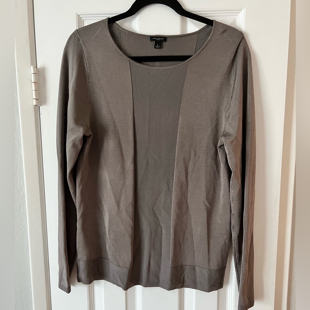 EUC Ann Taylor Long sleeve knit Blouse